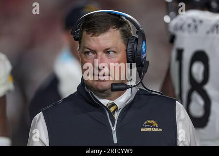 Tallahassee, Florida, USA. 9 settembre 2021. Il capo-allenatore della Southern Miss Golden Eagles Will Hall torna in disparte durante una partita di football tra la Southern Miss Golden Eagles e i Florida State Seminoles al Doak-Campbell Stadium di Tallahassee, Florida. Bobby McDuffie/CSM/Alamy Live News Foto Stock