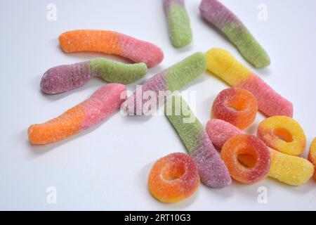 Dolci bellissimi e colorati di caramelle per bambini sotto forma di lombrichi dolci di diversi colori, ciambelle americane, lecca lecca-lecca. Foto Stock