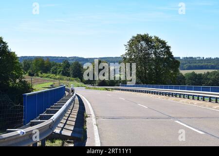 Attraversa un ponte sull'autostrada Foto Stock