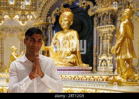 Il primo Ministro Rishi Sunak durante una visita al tempio indù Swaminarayan Akshardham a Delhi durante il vertice del G20 a nuova Delhi, in India. Data foto: Domenica 10 settembre 2023. Foto Stock