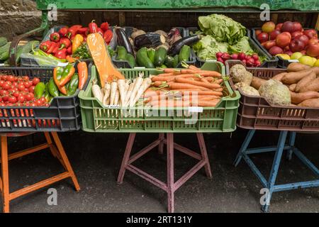 Gli agricoltori mercato alimentare di stallo con varietà di verdure organiche. Foto Stock