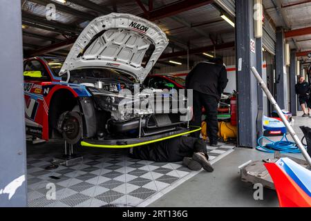 Sandown Park, Australia. 10 settembre 2023. I meccanici lavorano sodo per apportare le modifiche finali alla Hyundai i30N TCR di Josh Buchan prima della gara finale del weekend. Crediti: James Forrester/Alamy Live News Foto Stock