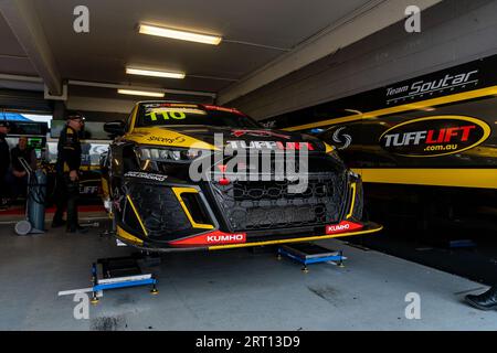 Sandown Park, Australia. 10 settembre 2023. Le ultime modifiche sono state apportate alla vettura Audi TCR di Zac Soutar prima della gara finale del weekend. Crediti: James Forrester/Alamy Live News Foto Stock