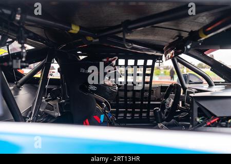 Sandown Park, Australia. 10 settembre 2023. EDAN Thornburrow siede sulla sua auto da corsa TransAm poco prima dell'inizio dell'ultima gara del weekend. Crediti: James Forrester/Alamy Live News Foto Stock