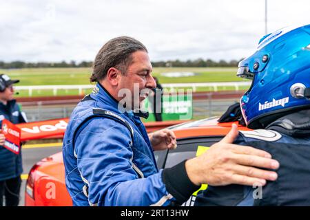 Sandown Park, Australia. 10 settembre 2023. Il vincitore Jim Pollicina si congratula con Ray Hislop 2° classificato per una battaglia ravvicinata e una grande gara. Crediti: James Forrester/Alamy Live News Foto Stock