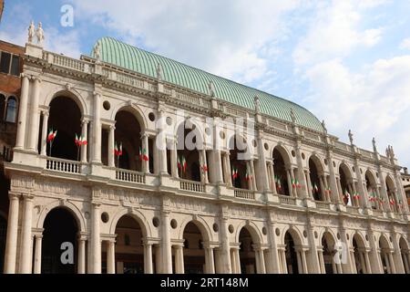 Vicenza, vi, Italia - 1° giugno 2020: Antico monumento chiamato BASILICA PALLADIANA con bandiere italiane Foto Stock
