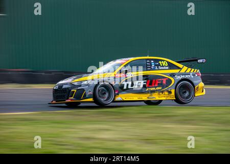 Sandown Park, Australia. 10 settembre 2023. Zac Soutar sale su due ruote alla curva 3 durante l'ultima gara del weekend per la serie SUPERCHEAP AUTO TCR Australia. Crediti: James Forrester/Alamy Live News Foto Stock