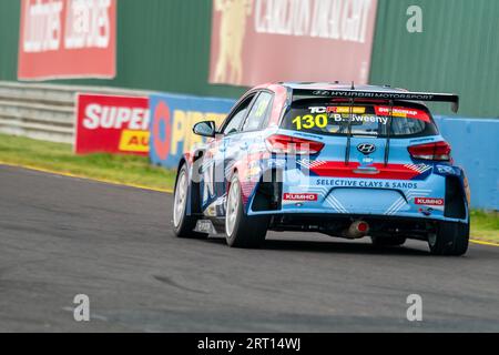 Sandown Park, Australia. 10 settembre 2023. Bailey Sweeny corre lungo il rettilineo di schiena in testa alla gara finale del weekend per la serie SUPERCHEAP AUTO TCR Australia. Crediti: James Forrester/Alamy Live News Foto Stock