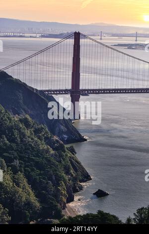 Golden Gate Bridge Basking a Sunset Glow Foto Stock