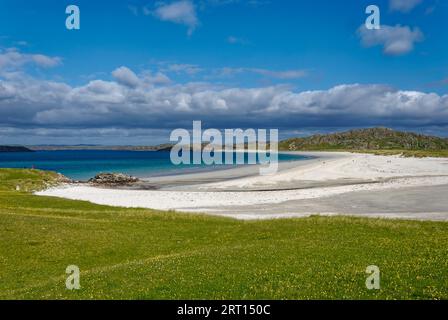 Spiaggia di Valtos sull'isola di Lewis alle Ebridi, in una splendida giornata di sole a giugno con luce che si riflette sulla sua sabbia bianca. Foto Stock