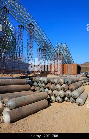 Telaio in acciaio e bombole di gas compressi in cantiere Foto Stock