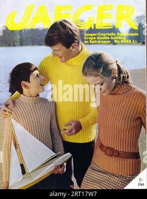 Opuscolo con i dettagli della maglia per i pullover a coste Family in Jaeger/Courtelle Spiral-Spun Crepe double Knitting N. 4043 1970 Foto Stock