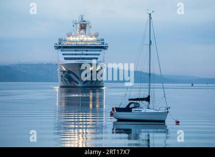 Cobh, Cork, Irlanda. 10 settembre 2023. Arrivo della nave da crociera Island Princess all'alba tranquilla per una visita di un giorno a Cobh, Co. Cork, Irlanda. - Credito; David Creedon / Alamy Live News Foto Stock