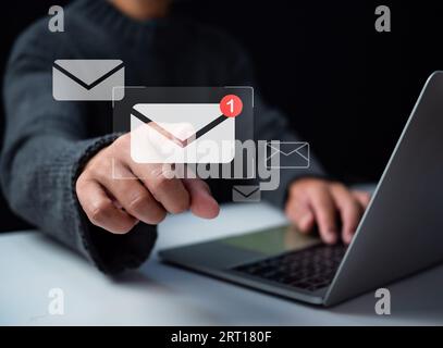 Mano umana che tocca l'e-mail sullo schermo virtuale. Nuovo concetto di notifica e-mail per la comunicazione e-mail aziendale e il marketing digitale. La posta in arrivo riceve Foto Stock