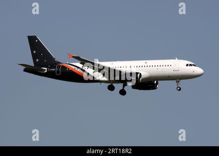 Un Airbus A320 della Titan Airways si avvicina all'aeroporto di Gatwick Foto Stock