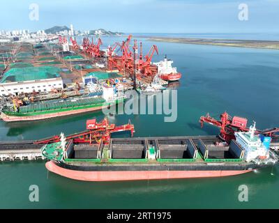 Lianyungang, Cina. 10 settembre 2023. LIANYUNGANG, CINA - 10 SETTEMBRE 2023 - Una nave da carico sta scaricando un lotto di carbone elettrico presso il terminal portuale per il carbone a Lianyungang, provincia del Jiangsu della Cina orientale, 10 settembre 2023. (Foto di Costfoto/NurPhoto) credito: NurPhoto SRL/Alamy Live News Foto Stock