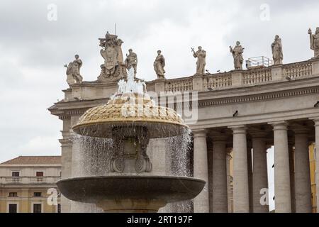 ROMA, VATICANO - 9 MARZO 2023: Questo è un frammento della Fontana del Bernini sulla metà sinistra di San Peter's Square. Foto Stock