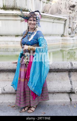 Parigi, Francia. 9 settembre 2023. Parigi merita un festival di festa, il 9 e il 10 settembre 2023. In un villaggio multiera, il festival storico presenta il patrimonio parigino, attraverso la danza, la musica, la gastronomia, la letteratura e l'artigianato sulla piazza di fronte alla chiesa di Saint Supilce a Parigi, in Francia. Crediti: Bernard Menigault/Alamy Live News Foto Stock