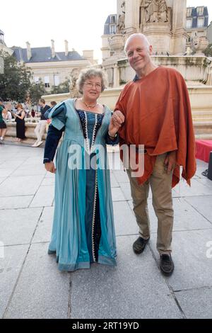 Parigi, Francia. 9 settembre 2023. Parigi merita un festival di festa, il 9 e il 10 settembre 2023. In un villaggio multiera, il festival storico presenta il patrimonio parigino, attraverso la danza, la musica, la gastronomia, la letteratura e l'artigianato sulla piazza di fronte alla chiesa di Saint Supilce a Parigi, in Francia. Crediti: Bernard Menigault/Alamy Live News Foto Stock