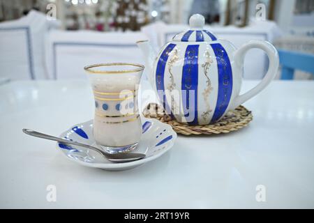 Vista ravvicinata di una teiera con una tazza di speciale tè locale al ristorante Arabian Tea House di Deira, Dubai - Emirati Arabi Uniti Foto Stock
