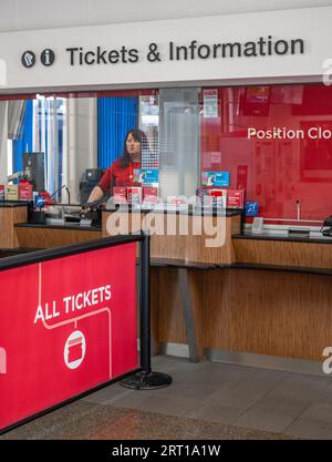 The Station, Grantham Lincolnshire: Biglietteria e centro informazioni nel foyer della stazione Foto Stock