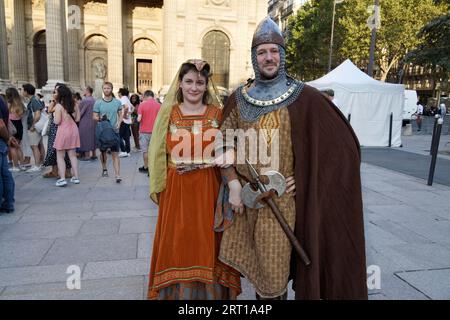 Parigi, Francia. 9 settembre 2023. Parigi merita un festival di festa, il 9 e il 10 settembre 2023. In un villaggio multiera, il festival storico presenta il patrimonio parigino, attraverso la danza, la musica, la gastronomia, la letteratura e l'artigianato sulla piazza di fronte alla chiesa di Saint Supilce a Parigi, in Francia. Crediti: Bernard Menigault/Alamy Live News Foto Stock