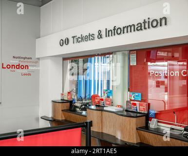 The Station, Grantham Lincolnshire: Biglietteria e centro informazioni nel foyer della stazione Foto Stock