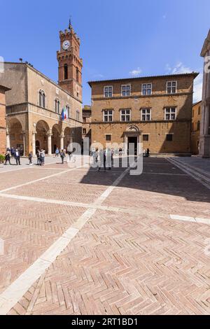 Piazza Comunale con il municipio di Pienza in Val d Orcia, Toscana, Italia Foto Stock