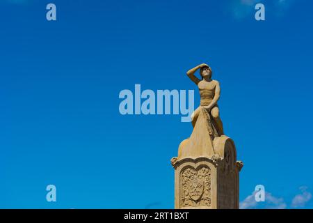 Ratisbona, Germania, 2021 06 02: Famosa statua di Bruckmandl sul Ponte di pietra sul danubio a Ratisbona alla luce del sole il giorno con Foto Stock