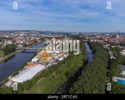Vista aerea del drone della fiera Maidult a Regensburg, Baviera, Germania con ruota di ferro, giostre divertenti e tende di birra in giornata di sole Foto Stock