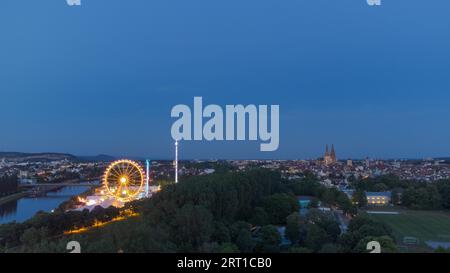 Vista aerea del drone della fiera Maidult a Regensburg, Baviera, Germania con ruota di ferro e tende di birra di notte Foto Stock