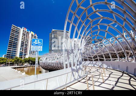 L'architettura iconica di Webb Bridge in una calda mattinata primaverile nell'area Docklands di Melbourne, Victoria, Australia Foto Stock