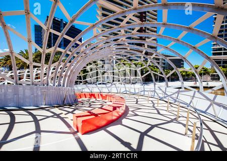 L'architettura iconica di Webb Bridge in una calda mattinata primaverile nell'area Docklands di Melbourne, Victoria, Australia Foto Stock