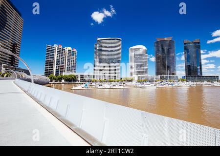 L'esclusivo quartiere di Yarra's Edge Marina vicino al Webb Bridge nell'area Docklands di Melbourne, Victoria, Australia Foto Stock