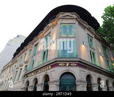 919 Young and Jackson hotel all'angolo di Flinders e Swanston Street di fronte alla stazione ferroviaria di Flinders. Melbourne-Australia. Foto Stock