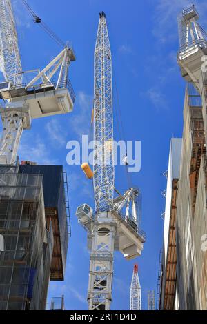 921 gru a torre in cima agli edifici in costruzione, Collins Street lato sud. Melbourne-Australia. Foto Stock