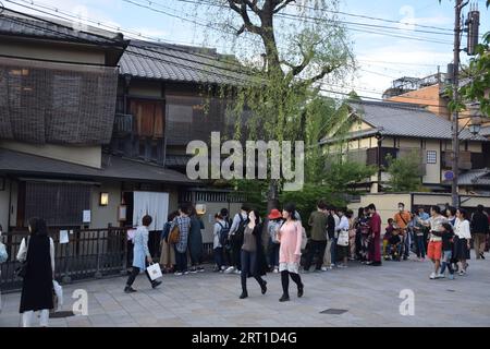 Vista del quartiere di Gion, uno dei più esclusivi e famosi quartieri di geisha in tutto il Giappone a Kyoto, in Giappone Foto Stock