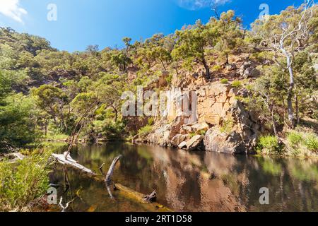 Dintorni idilliaci intorno al circuito di Lerderderg Gorge in una calda giornata autunnale nella parte occidentale di Melbourne, Victoria, Australia Foto Stock