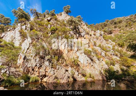 Dintorni idilliaci intorno al circuito di Lerderderg Gorge in una calda giornata autunnale nella parte occidentale di Melbourne, Victoria, Australia Foto Stock