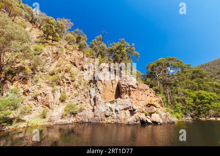 Dintorni idilliaci intorno al circuito di Lerderderg Gorge in una calda giornata autunnale nella parte occidentale di Melbourne, Victoria, Australia Foto Stock