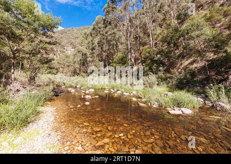 Dintorni idilliaci intorno al circuito di Lerderderg Gorge in una calda giornata autunnale nella parte occidentale di Melbourne, Victoria, Australia Foto Stock