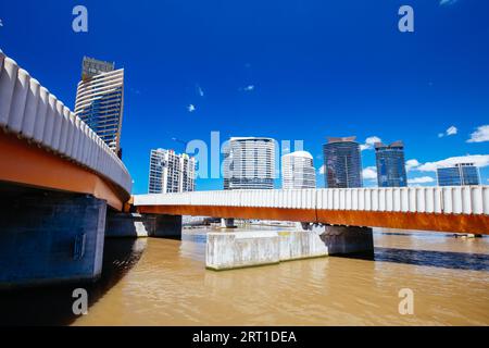 Docklands Hwy e Wurundjeri Way attraversano il fiume Yarra vicino al Webb Bridge nella zona Docklands di Melbourne, Victoria, Australia Foto Stock