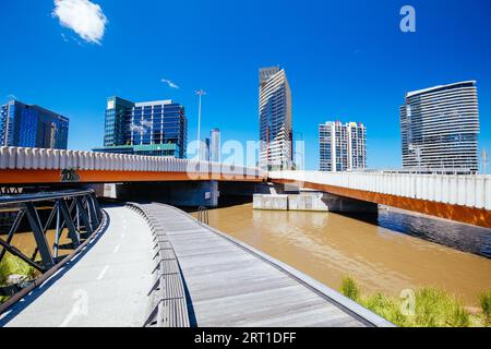 Docklands Hwy e Wurundjeri Way attraversano il fiume Yarra vicino al Webb Bridge nella zona Docklands di Melbourne, Victoria, Australia Foto Stock