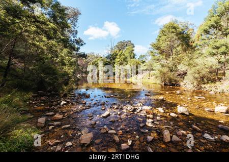 Dintorni idilliaci intorno al circuito di Lerderderg Gorge in una calda giornata autunnale nella parte occidentale di Melbourne, Victoria, Australia Foto Stock