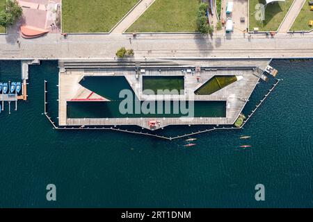 Copenaghen, Danimarca, 20 agosto 2021: Vista aerea del bagno del porto a Islands Brygge Foto Stock