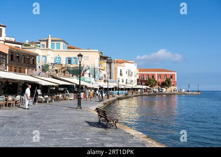 Canea, Grecia, 22 settembre 2021: Case storiche nell'antico porto veneziano Foto Stock