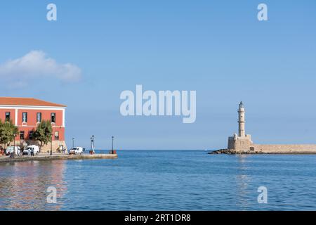 Chania, Grecia, 22 settembre 2021: Il faro storico nel vecchio porto Foto Stock