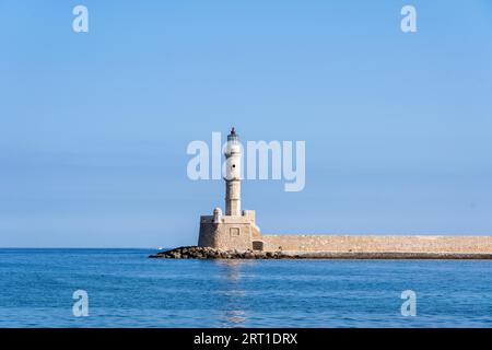 Chania, Grecia, 22 settembre 2021: Il faro storico nel vecchio porto Foto Stock