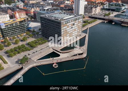 Copenaghen, Danimarca, 20 agosto 2021: Vista aerea con droni di Kalvebod Wave, una passeggiata in legno sul lungomare del porto Foto Stock