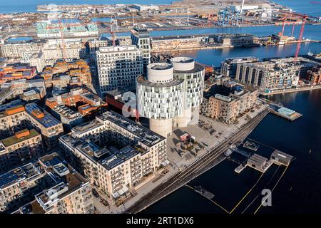 Copenhagen, Danimarca, 06 gennaio 2022: Vista droni delle Portland Towers, due silos convertiti in uffici nel distretto di Nordhavn Foto Stock